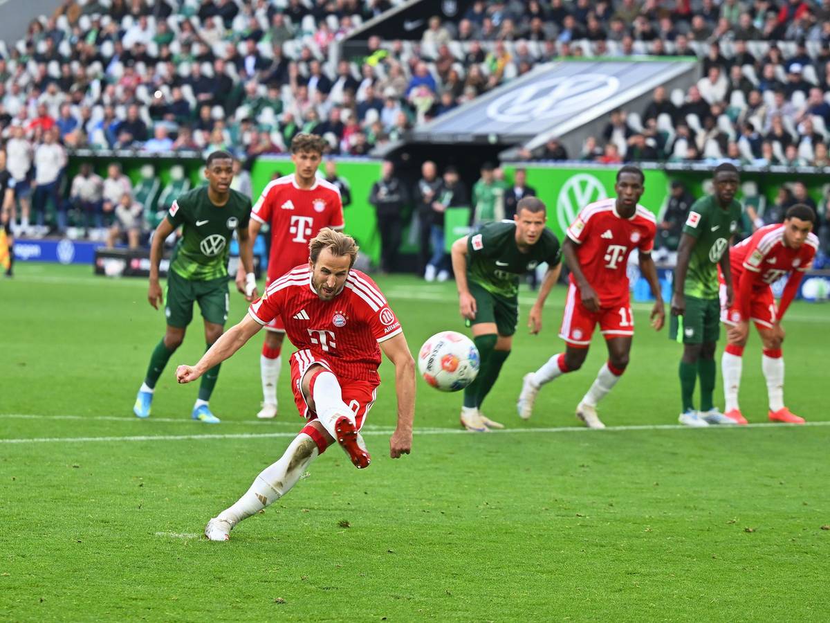Harry Kane bei der Ausführung eines Elfmeters.