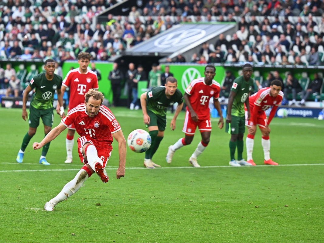 Harry Kane bei der Ausführung eines Elfmeters.