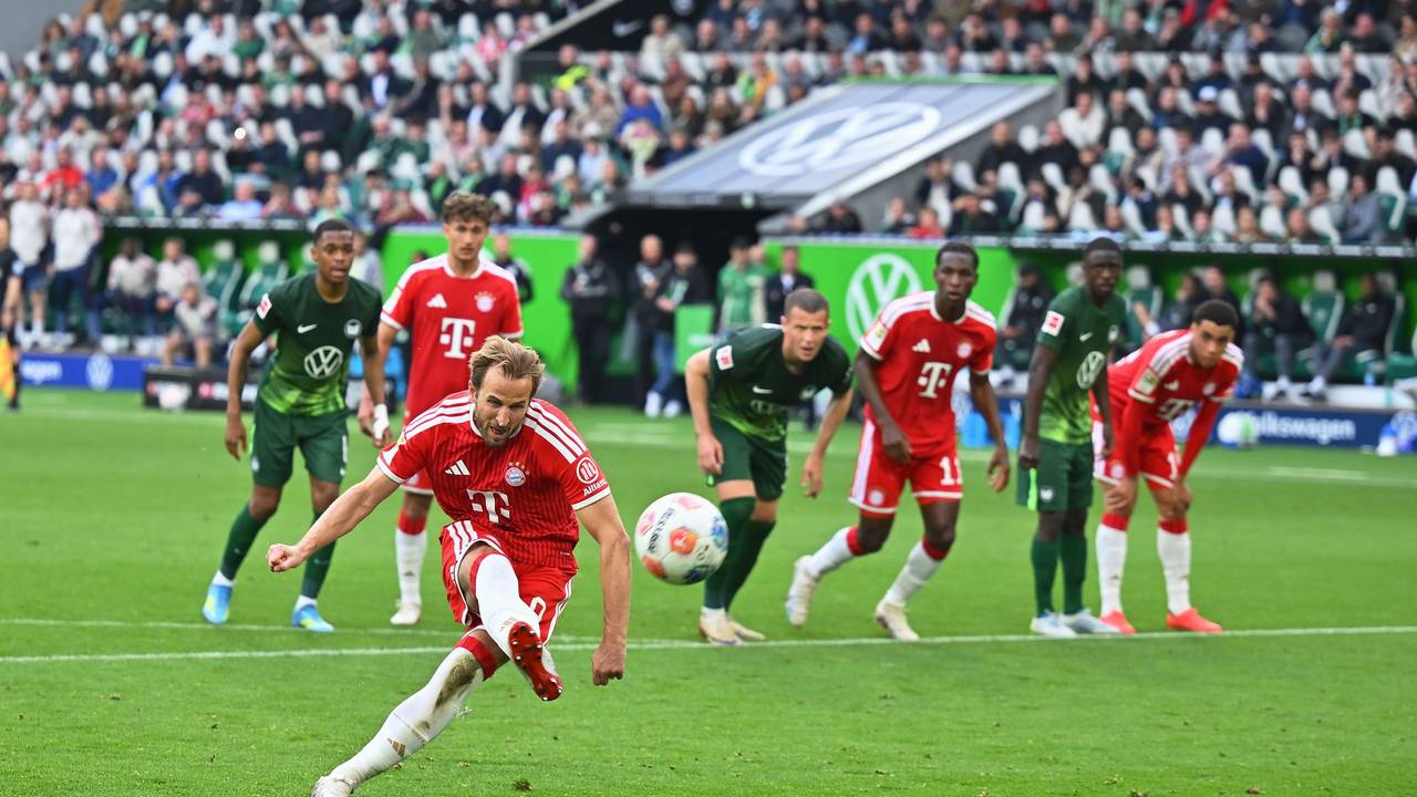 Harry Kane bei der Ausführung eines Elfmeters.