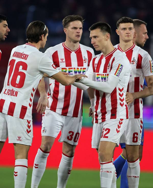 Kristoffer Lund (Mitte, 1. FC Köln) klatscht mit den Kollgen ab.