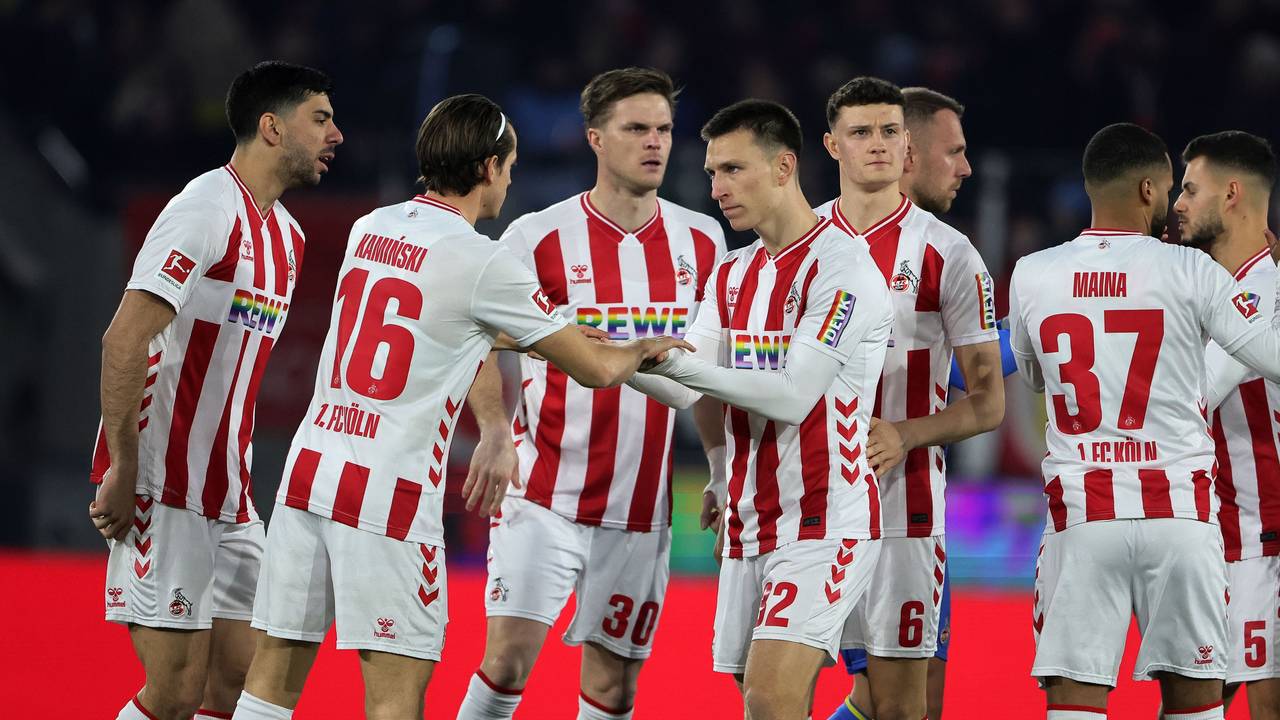 Kristoffer Lund (Mitte, 1. FC Köln) klatscht mit den Kollgen ab.