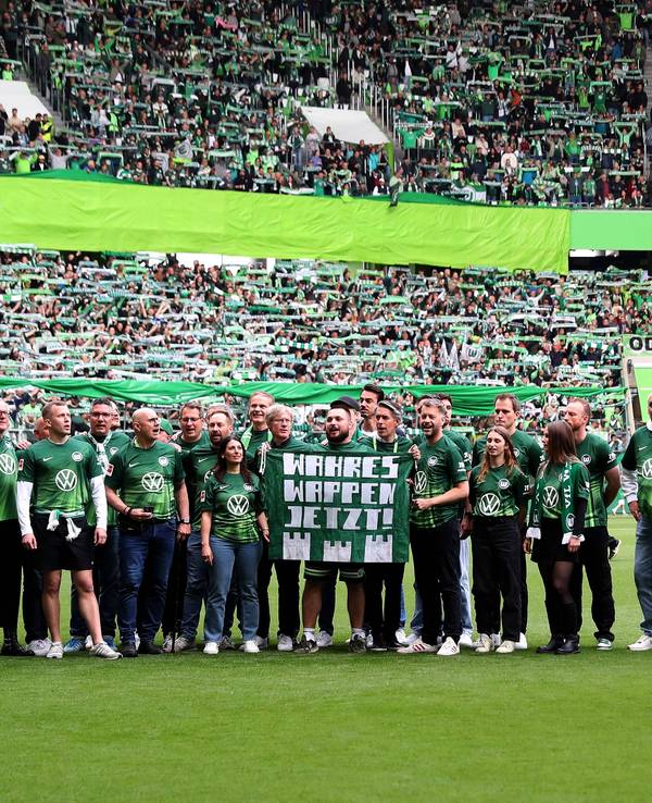 Zahlreiche Personen auf dem Platz vor dem Spiel des VfL Wolfsburg.