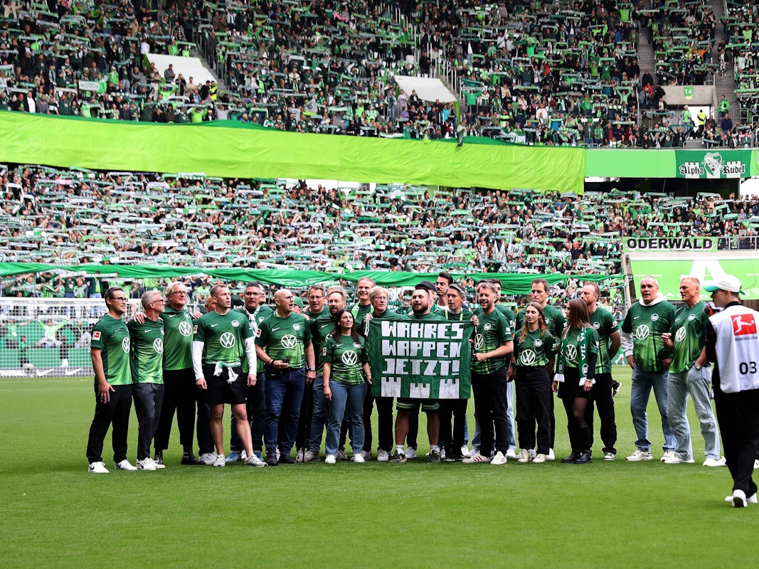 Zahlreiche Personen auf dem Platz vor dem Spiel des VfL Wolfsburg.