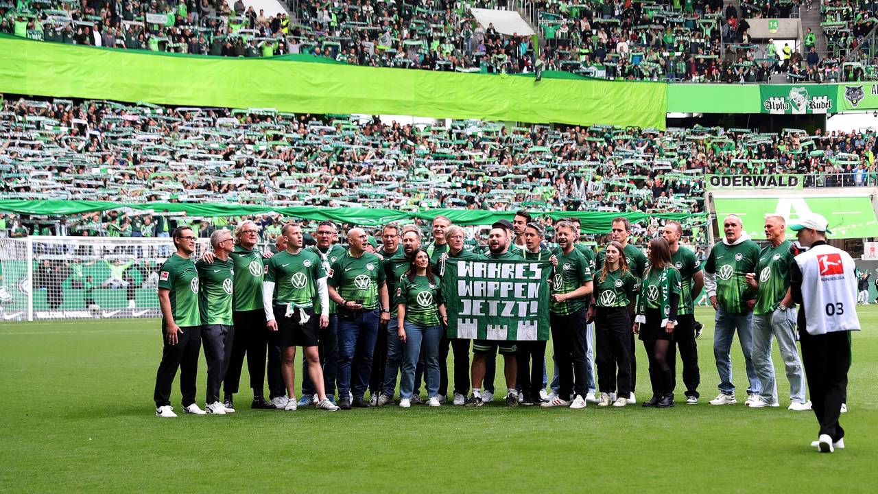 Zahlreiche Personen auf dem Platz vor dem Spiel des VfL Wolfsburg.