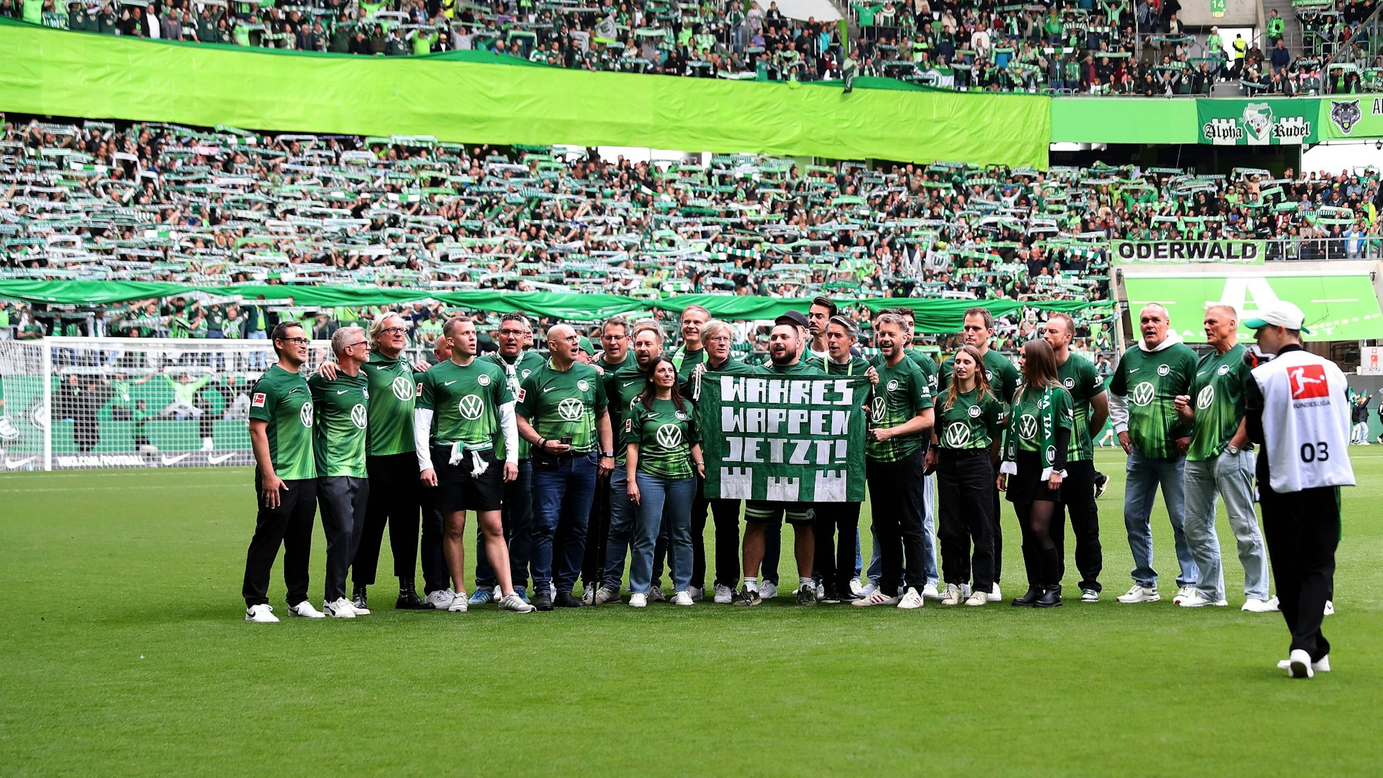 Zahlreiche Personen auf dem Platz vor dem Spiel des VfL Wolfsburg.