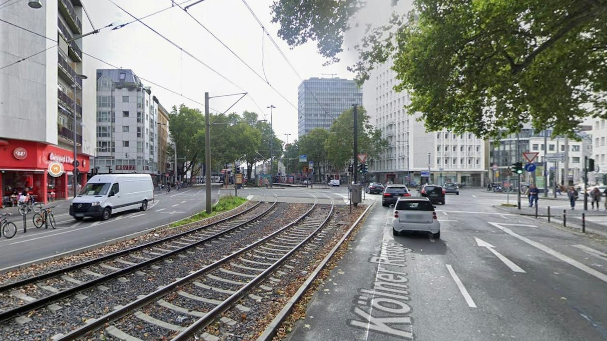 So sieht der Barbarossaplatz aktuell aus. Hier die identische Perspektive wie auf dem KI-bearbeiteten Bild.