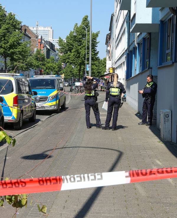 Die Polizei rückte nach Ehrenfeld aus. In einem Mehrfamilienhaus in Ehrenfeld kam ein Mann zu Tode. Eine Mordkommission wurde eingerichtet.