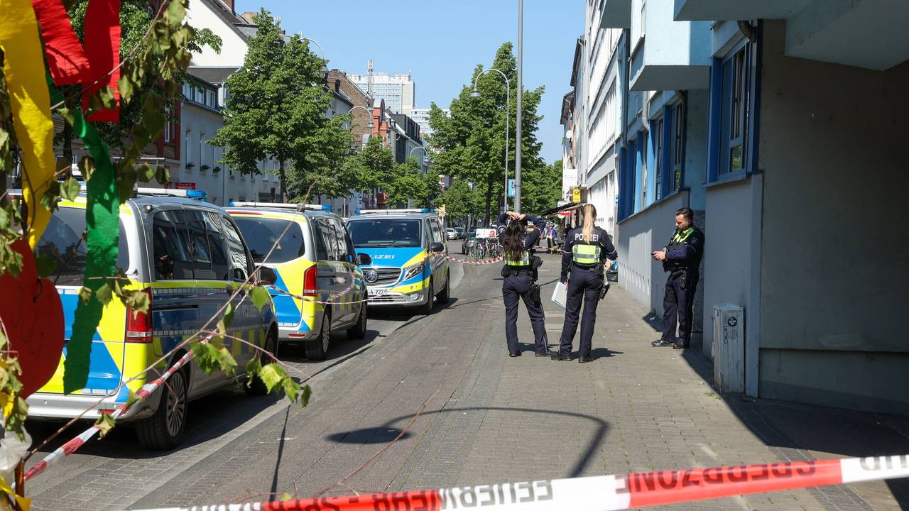 Die Polizei rückte nach Ehrenfeld aus. In einem Mehrfamilienhaus in Ehrenfeld kam ein Mann zu Tode. Eine Mordkommission wurde eingerichtet.