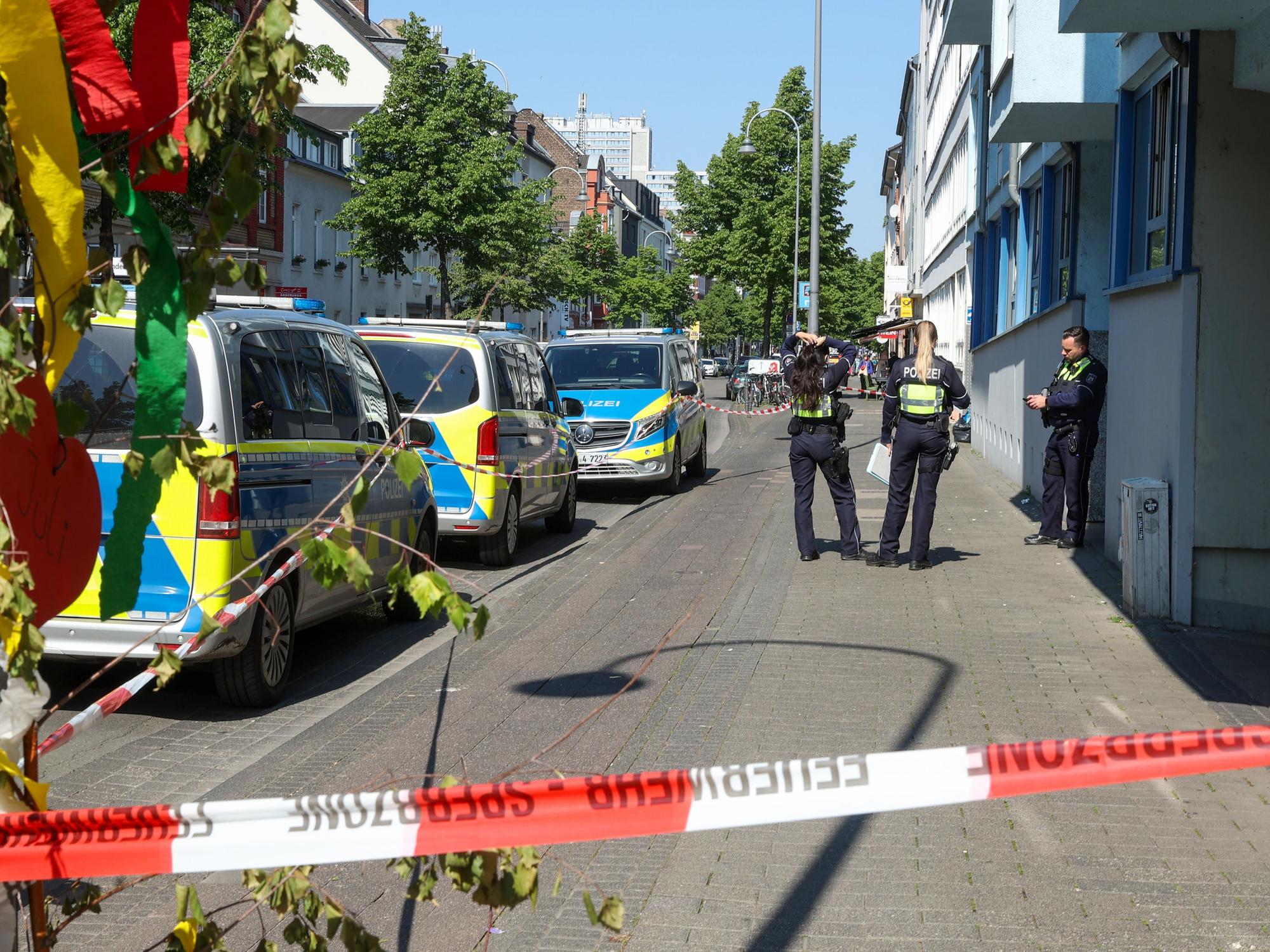 Die Polizei rückte nach Ehrenfeld aus. In einem Mehrfamilienhaus in Ehrenfeld kam ein Mann zu Tode. Eine Mordkommission wurde eingerichtet.