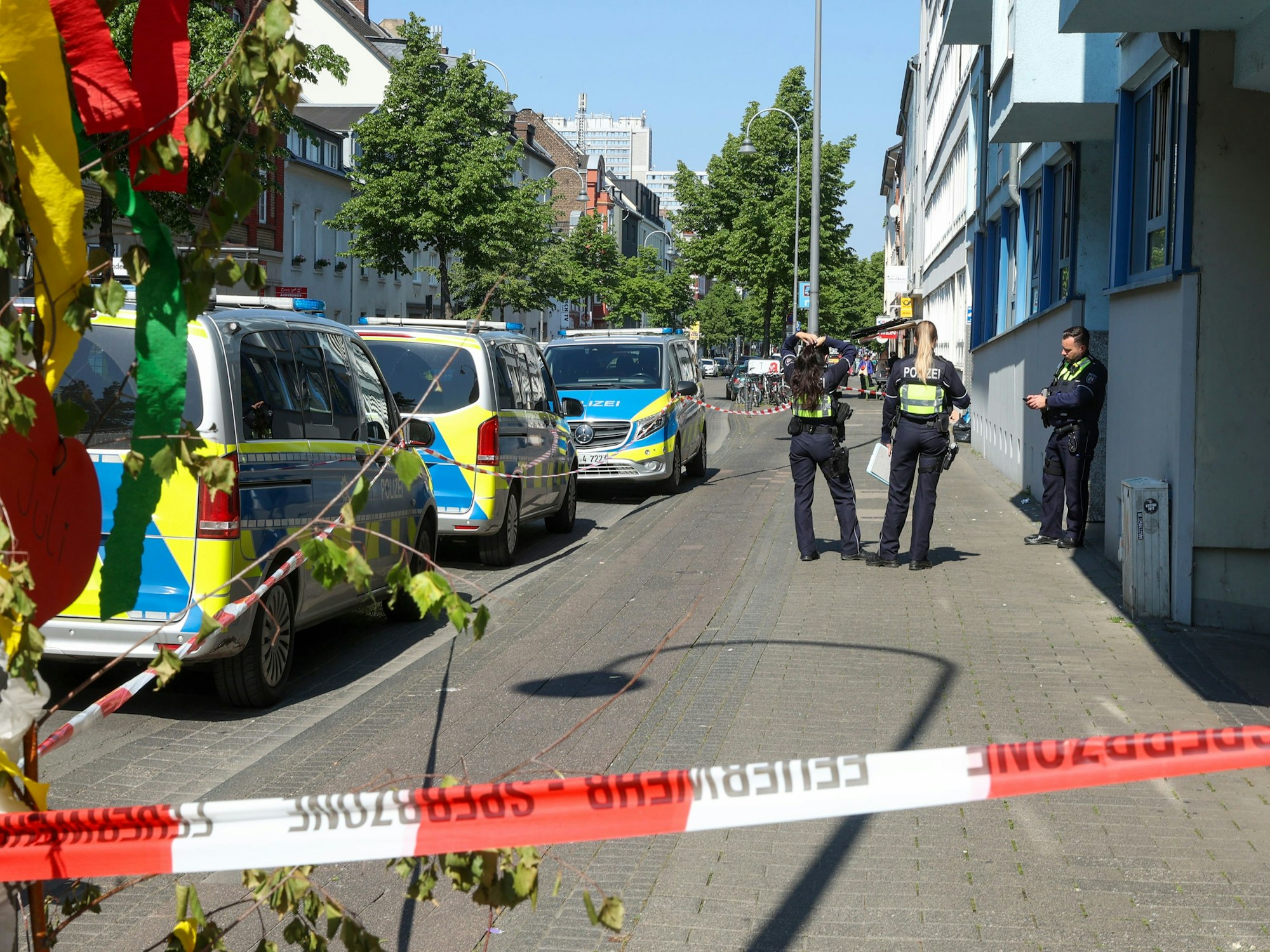 Die Polizei rückte nach Ehrenfeld aus. In einem Mehrfamilienhaus in Ehrenfeld kam ein Mann zu Tode. Eine Mordkommission wurde eingerichtet.