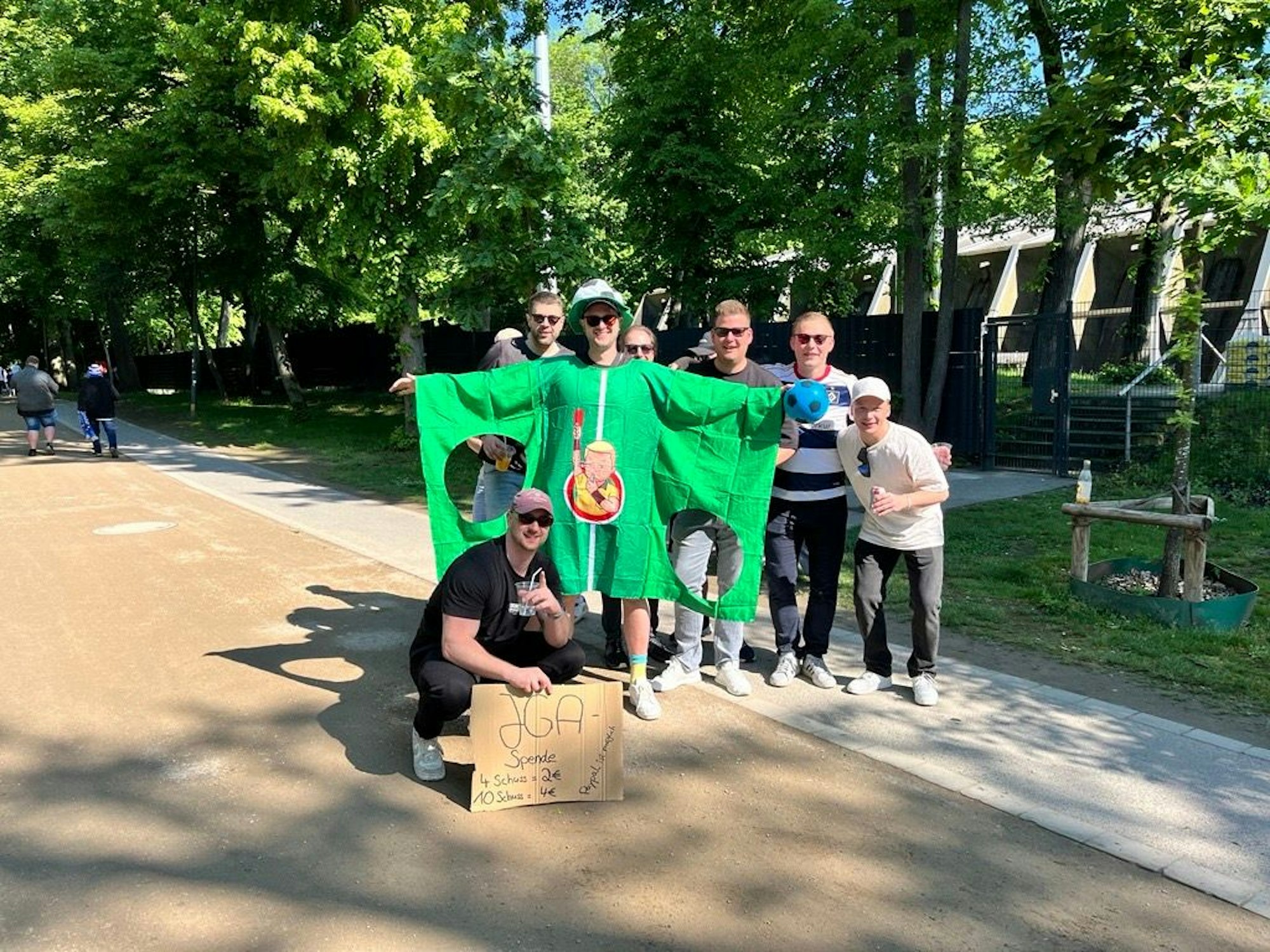 Eine Gruppe aus Hamburg war zu einem Junggesellenabschied ans Geißbockheim gekommen.