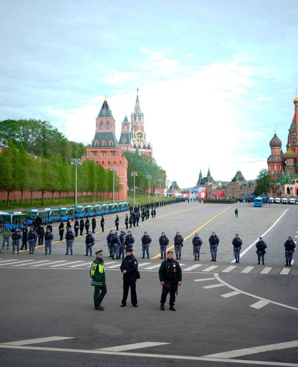Russische Soldaten gehen vor der Militärparade zum Tag des Sieges während der Feierlichkeiten zum 81. Jahrestag des Sieges der Sowjetunion über Nazi-Deutschland im Zweiten Weltkrieg.