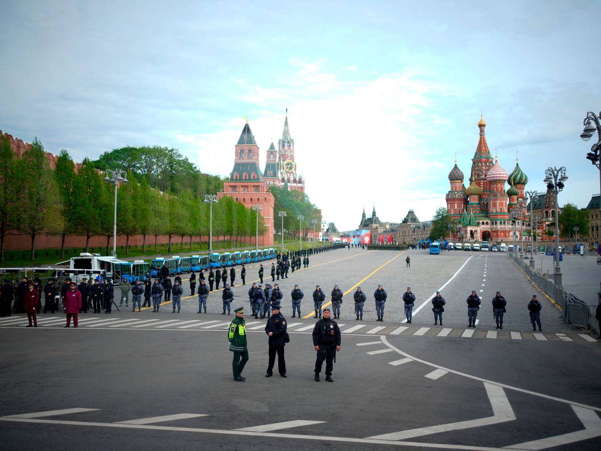 Russische Soldaten gehen vor der Militärparade zum Tag des Sieges während der Feierlichkeiten zum 81. Jahrestag des Sieges der Sowjetunion über Nazi-Deutschland im Zweiten Weltkrieg.