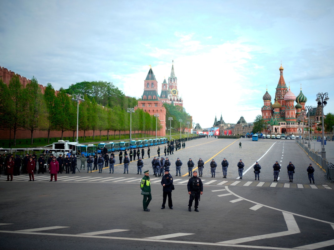 Russische Soldaten gehen vor der Militärparade zum Tag des Sieges während der Feierlichkeiten zum 81. Jahrestag des Sieges der Sowjetunion über Nazi-Deutschland im Zweiten Weltkrieg.