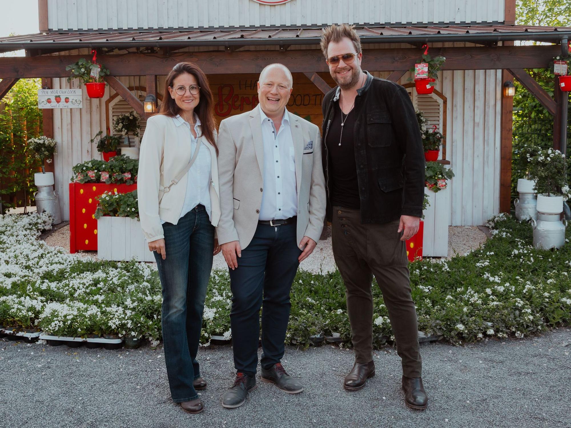 Peter Zens mit Sven Welter und Dr. Julia Domma-Reichart.