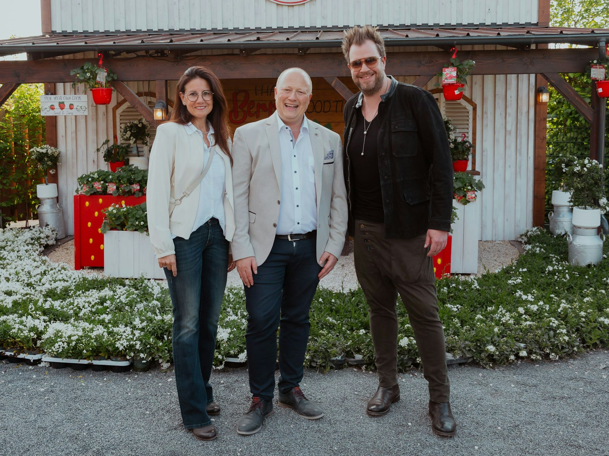 Peter Zens mit Sven Welter und Dr. Julia Domma-Reichart.