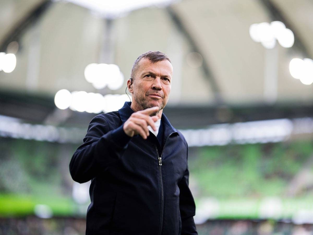 Im Stadion des VfL Wolfsburg steht Lothar Matthäus als TV-Experte.