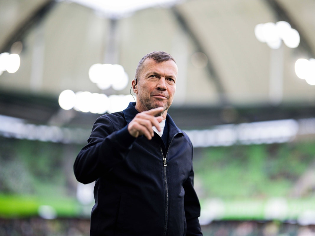 Im Stadion des VfL Wolfsburg steht Lothar Matthäus als TV-Experte.