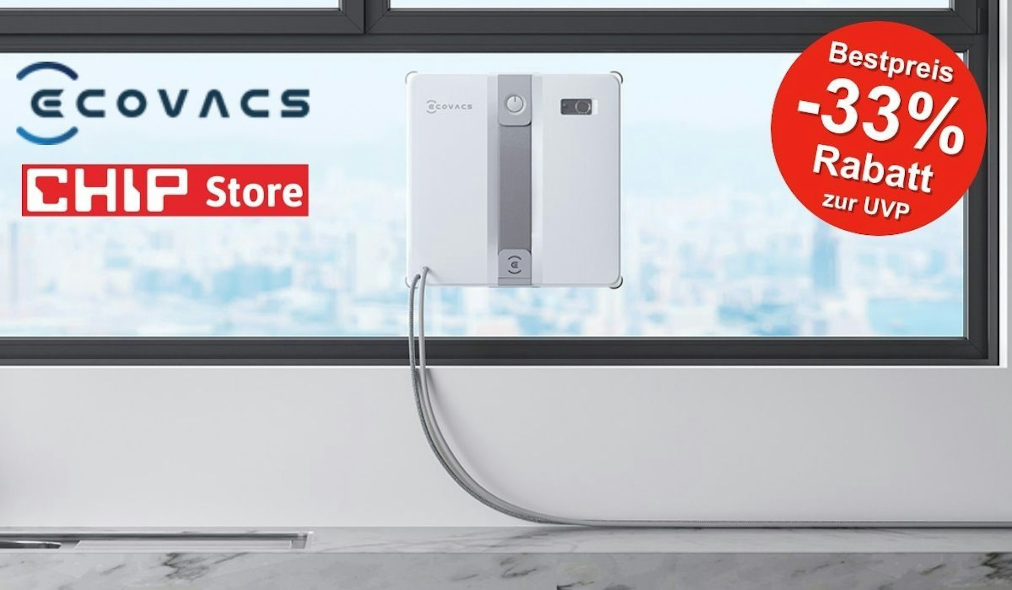 Der weiß-graue Ecovacs Winbot Mini Fensterputzroboter haftet an einem großen Küchenfenster mit Blick auf eine verschwommene Stadtsilhouette. Links oben das Ecovacs-Logo sowie das rote CHIP Store-Logo. Rechts oben roter Button mit der Aufschrift „Bestpreis -33 % Rabatt zur UVP".