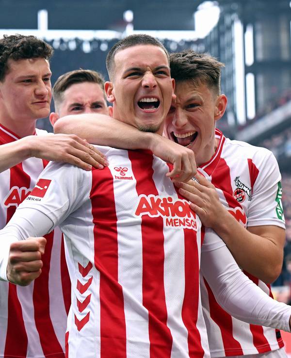 Said El Mala (1. FC Köln) feiert mit den Teamkollegen.