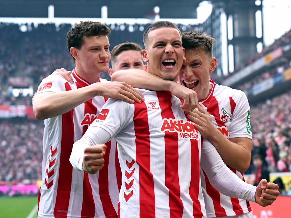 Said El Mala (1. FC Köln) feiert mit den Teamkollegen.