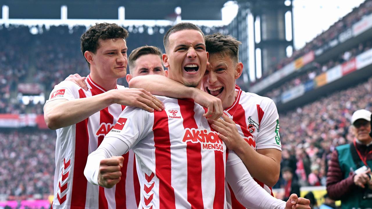 Said El Mala (1. FC Köln) feiert mit den Teamkollegen.