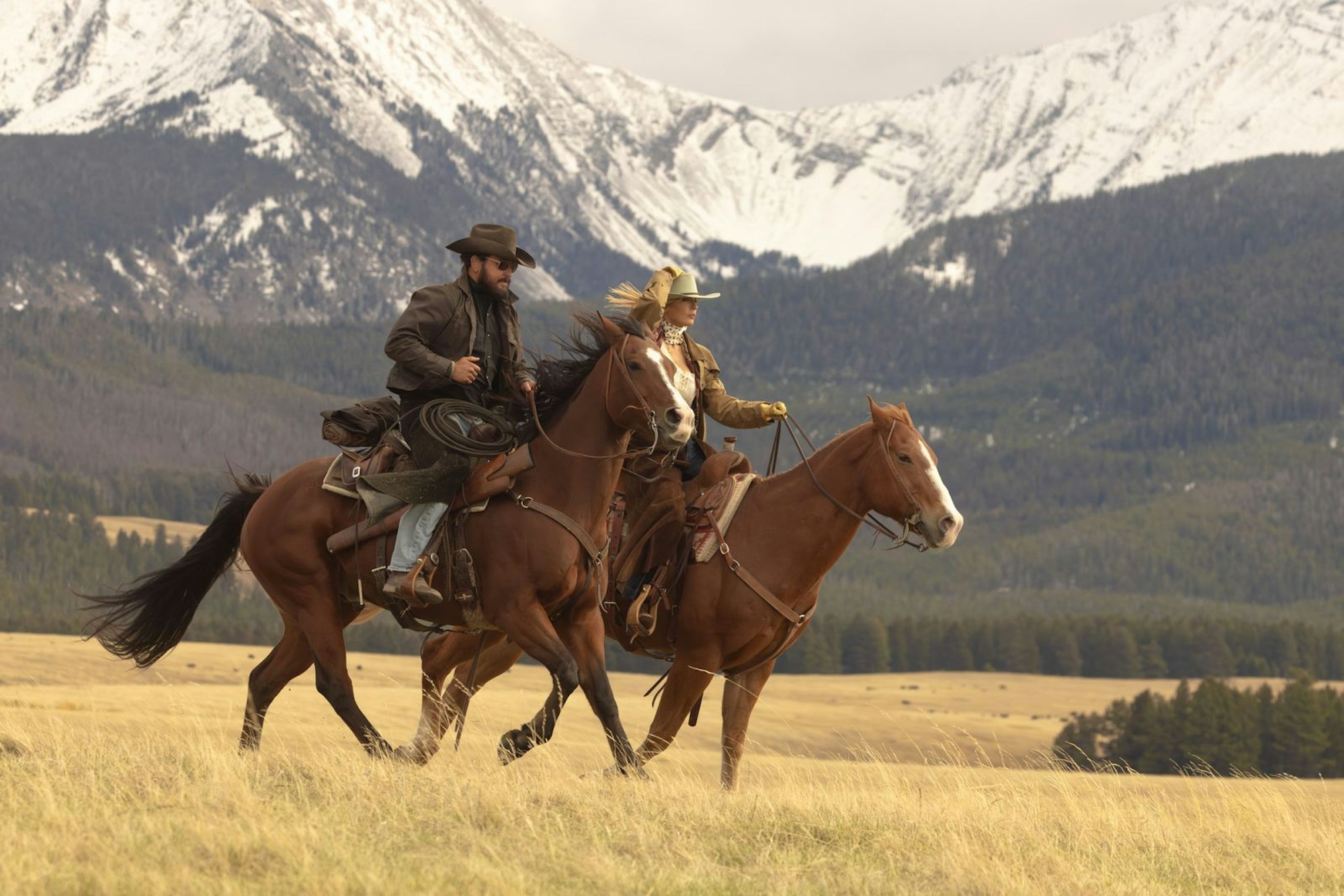 Beth Dutton (Kelly Reilly) und Rip Wheeler (Cole Hauser) verabschieden sich aus Montana nach Texas - und nehmen ihre Probleme mit. (Bild: Paramount+)