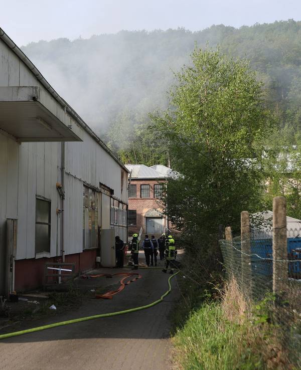 Feuer in Lagerhalle - Einsatzkräfte finden Drogenplantage