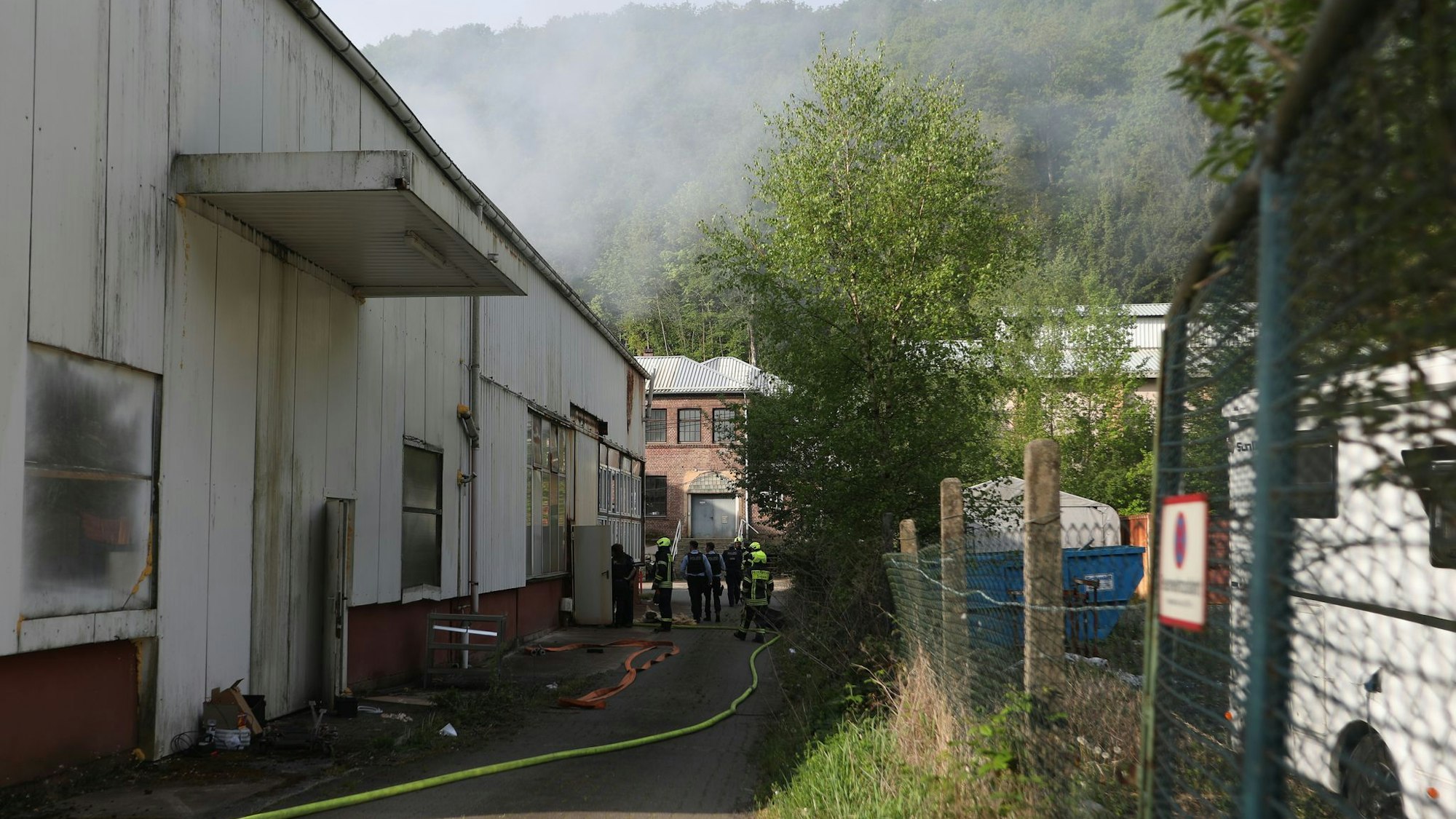 Feuer in Lagerhalle - Einsatzkräfte finden Drogenplantage