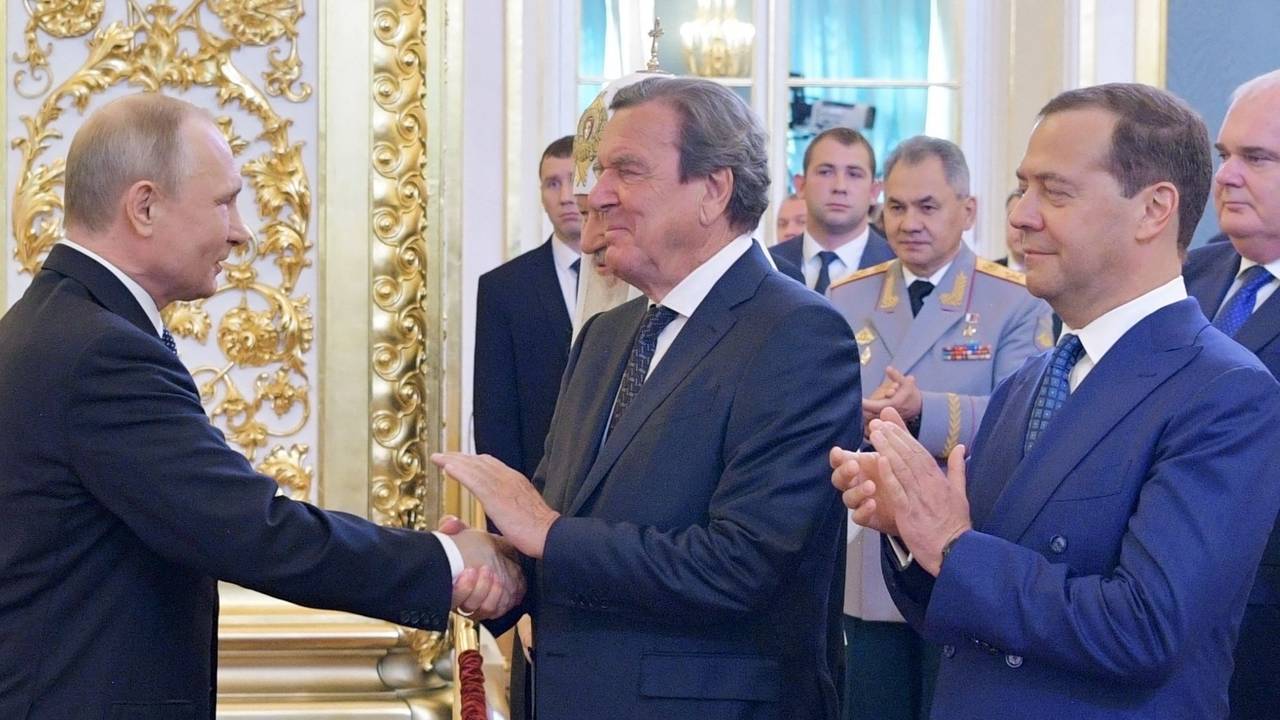 Wladimir Putin und der deutsche Ex-Bundeskanzler Gerhard Schröder schütteln im Mai 2018 Hände.