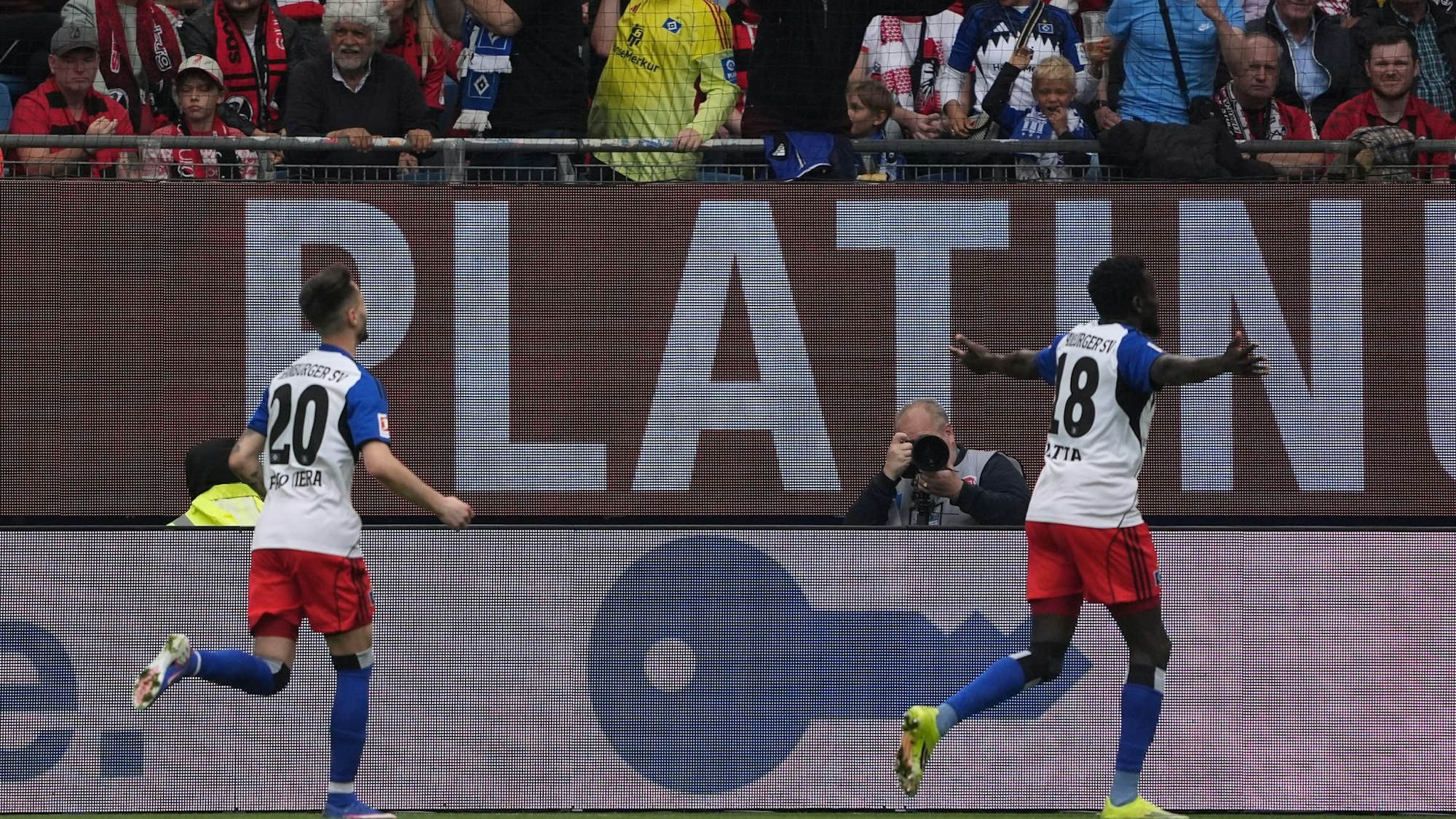 Endlich getroffen: HSV-Spieler Bakery Jatta bejubelt sein erstes Bundesliga-Tor.