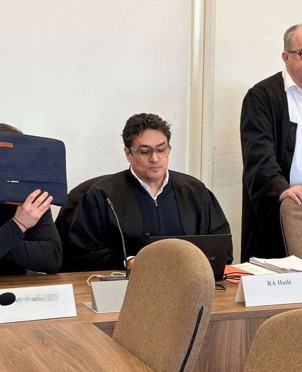 Der Angeklagte links (mit Verteidiger Frank Hatlé) gilt als Initiator, der Beschuldigte rechts (mit Verteidiger Michael Diwo) soll den Angriff gestartet haben.