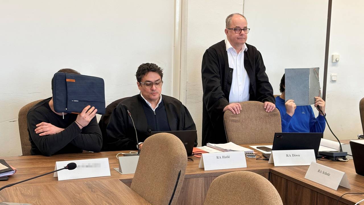 Der Angeklagte links (mit Verteidiger Frank Hatlé) gilt als Initiator, der Beschuldigte rechts (mit Verteidiger Michael Diwo) soll den Angriff gestartet haben.