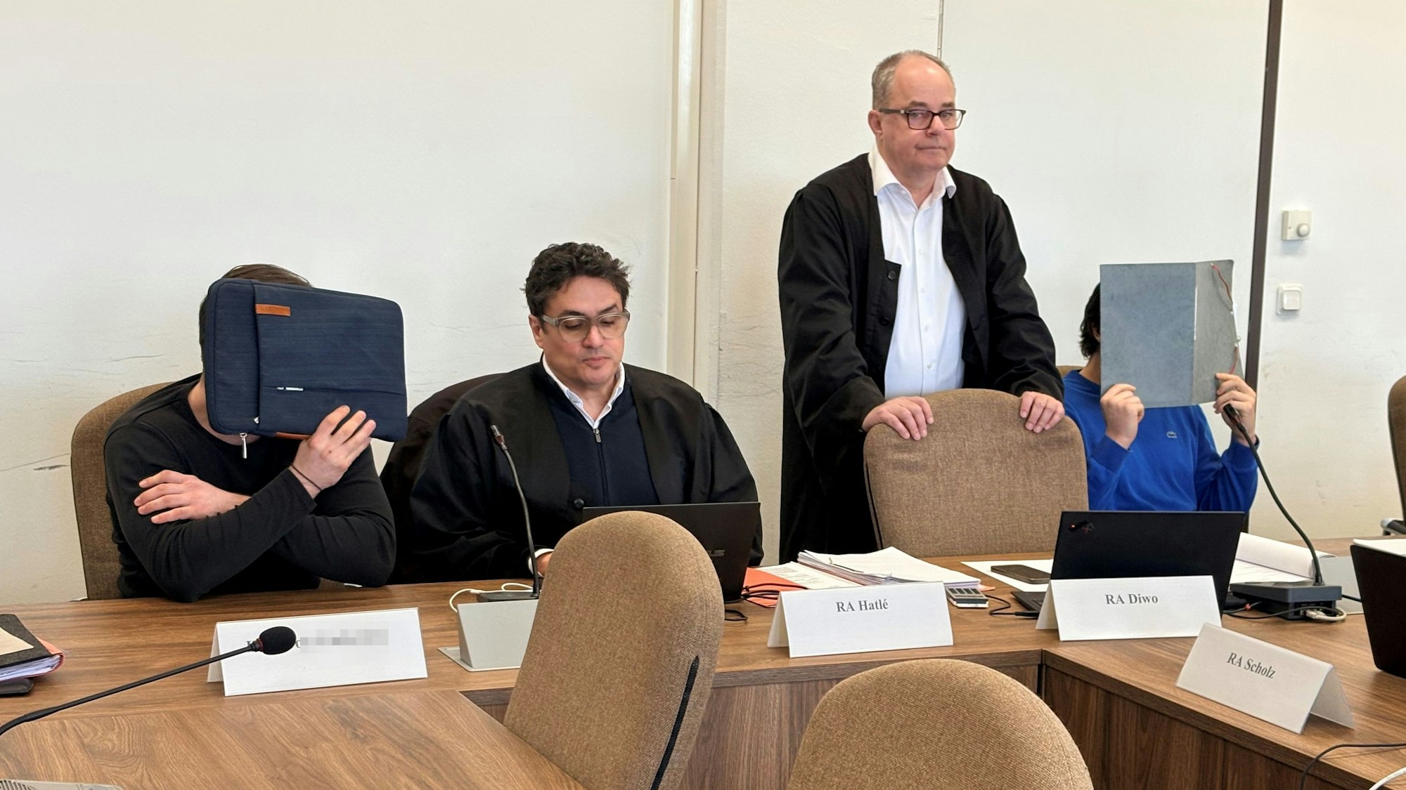 Der Angeklagte links (mit Verteidiger Frank Hatlé) gilt als Initiator, der Beschuldigte rechts (mit Verteidiger Michael Diwo) soll den Angriff gestartet haben.