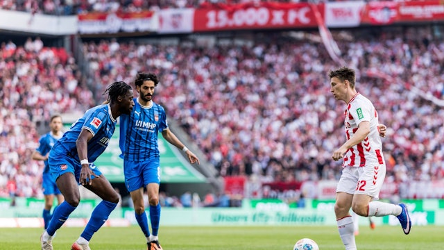 Kristoffer Lund im Duell mit Omar Traoré.