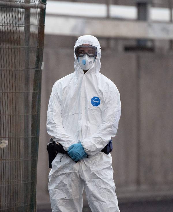 Eine Person, die einen weißen EPI-Schutzanzug trägt, steht im Hafen von Granadilla im Süden der spanischen Urlaubsinsel Teneriffa.