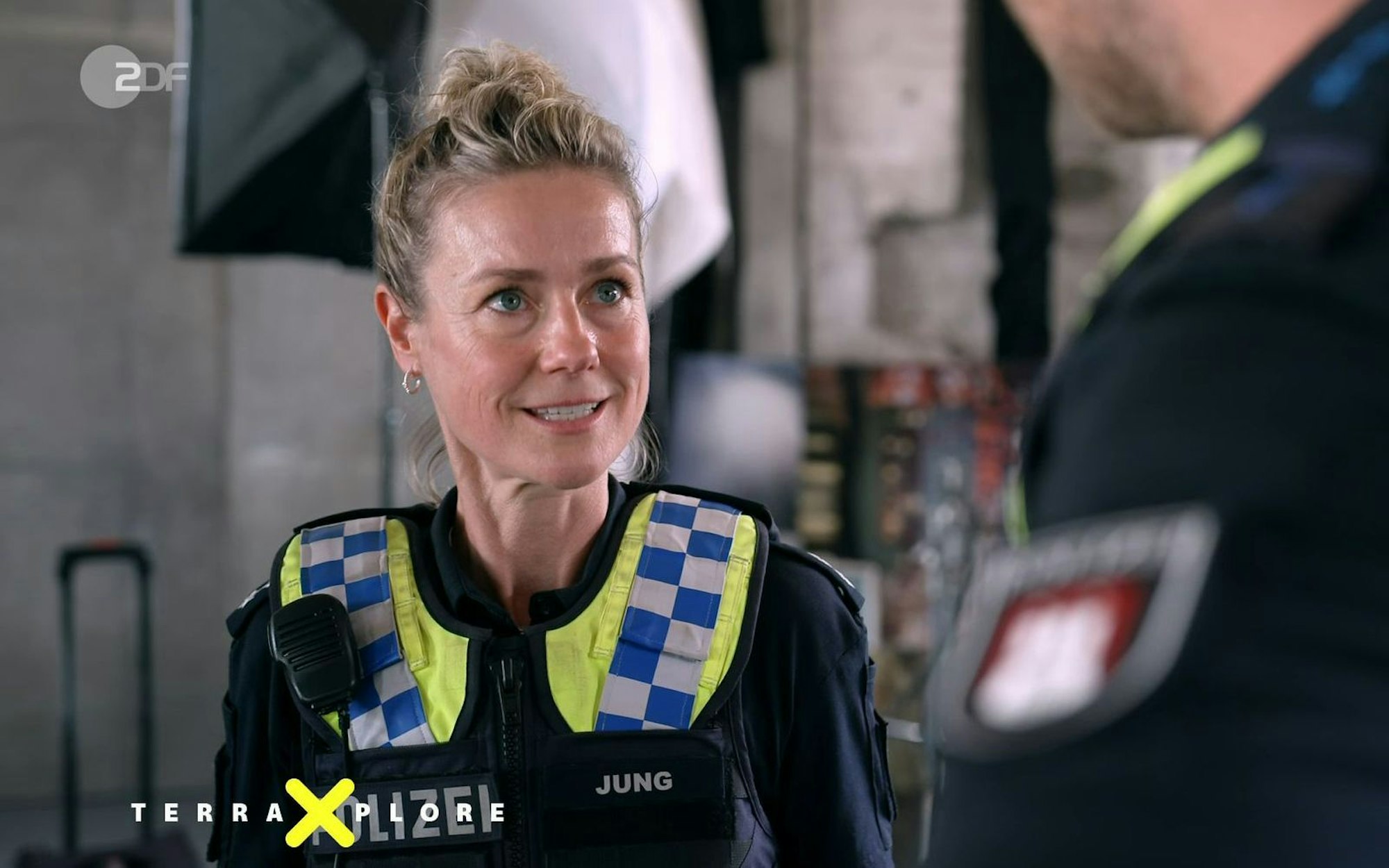 Beim „Notruf Hafenkante“-Setbesuch erzählt Rhea Harder-Vennewald von ihrem Leben als Dreifach-Mutter. (Bild: ZDF)