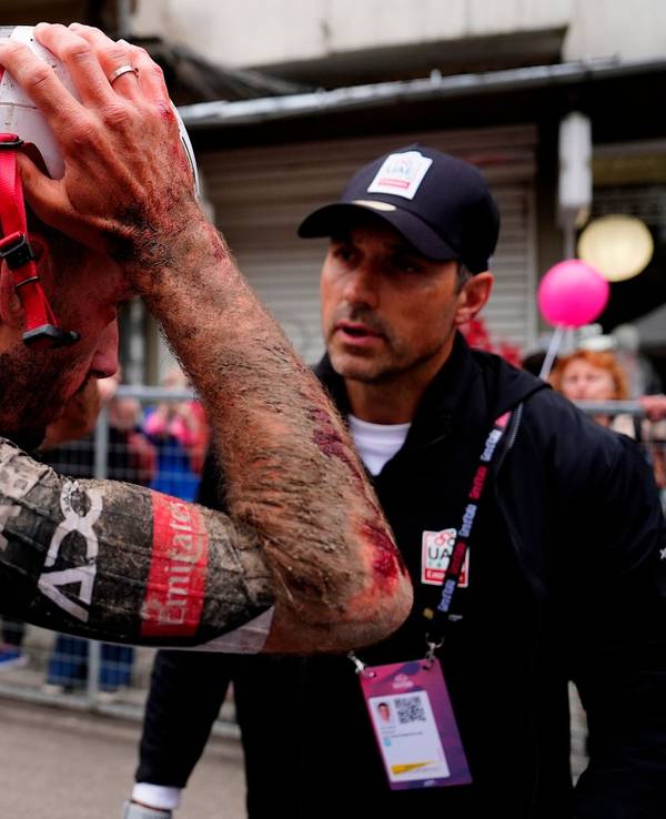 Mitfavorit Adam Yates stürzte beim Giro d'Italia schwer.