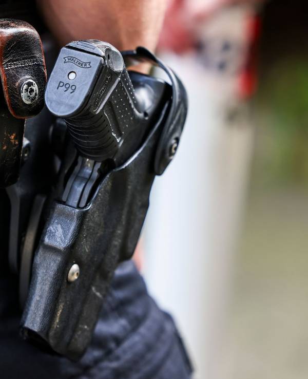 Polizist mit Waffe