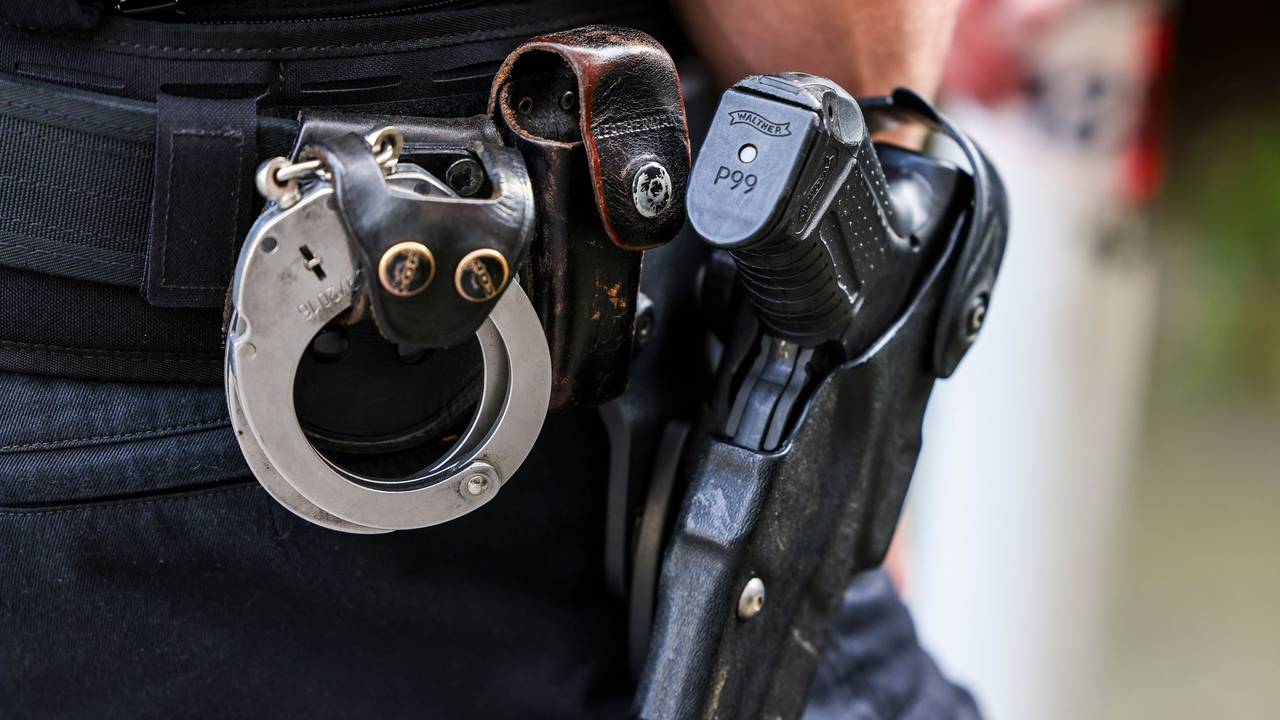 Polizist mit Waffe