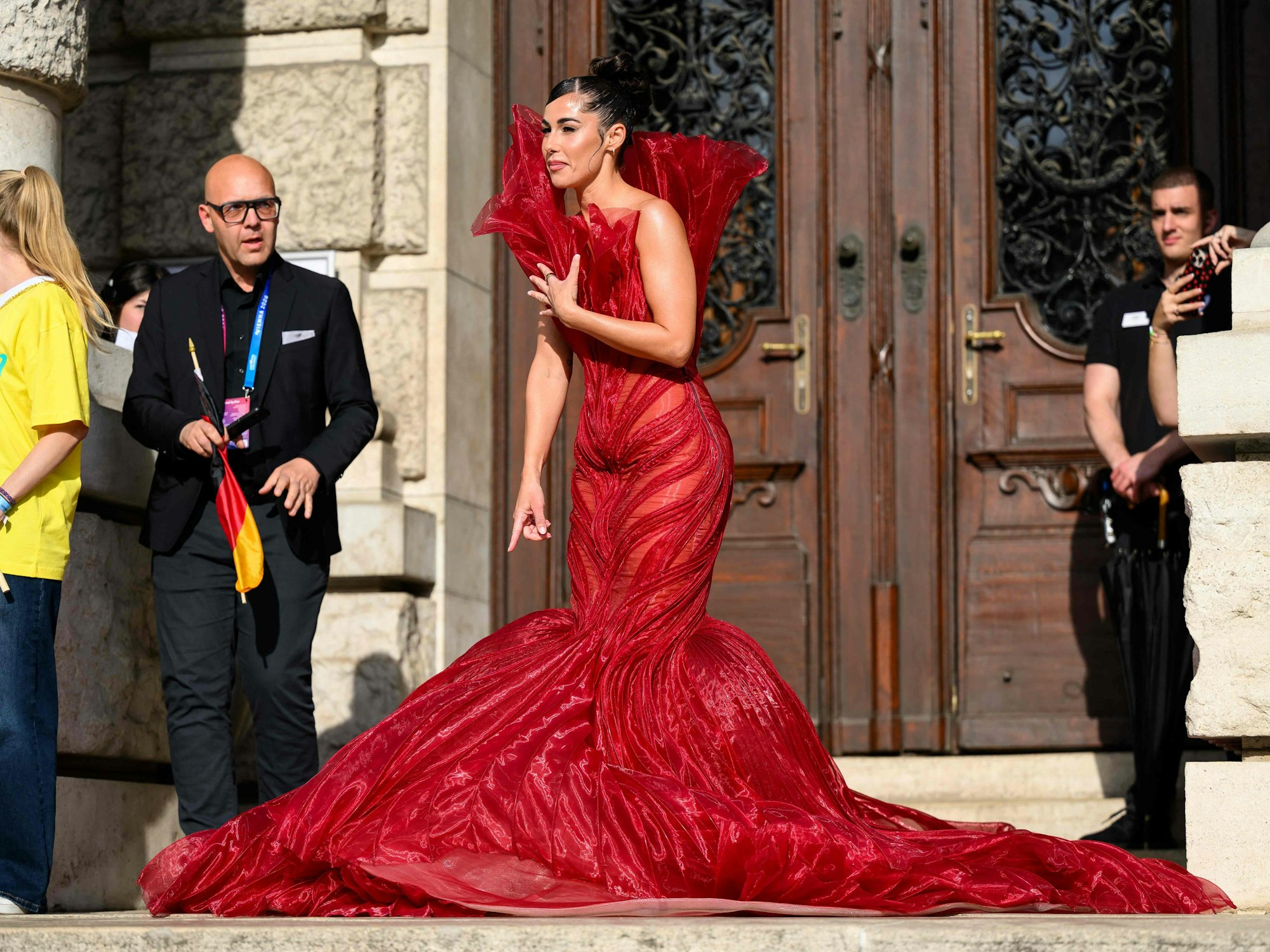 Sarah Engels im roten Kleid.