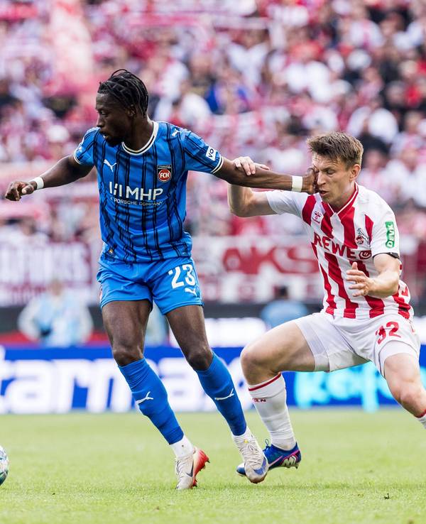 Omar Traore (1. FC Heidenheim) gegen Kristoffer Lund (1. FC Köln).