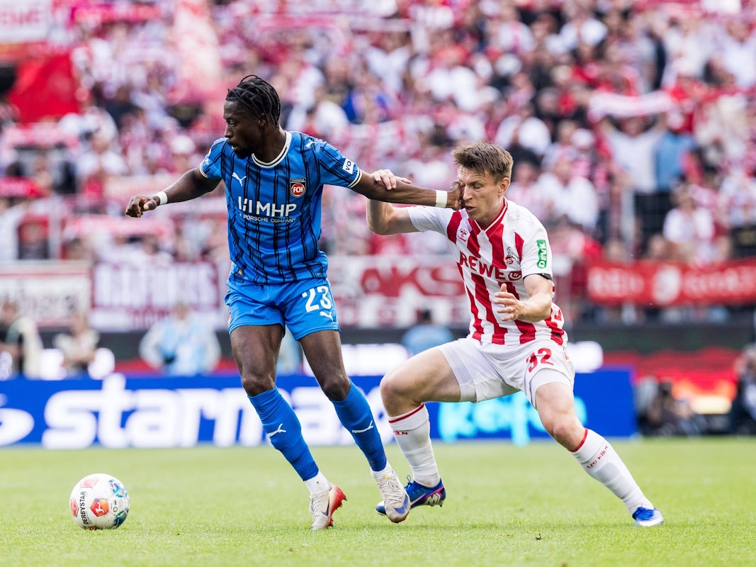 Omar Traore (1. FC Heidenheim) gegen Kristoffer Lund (1. FC Köln).