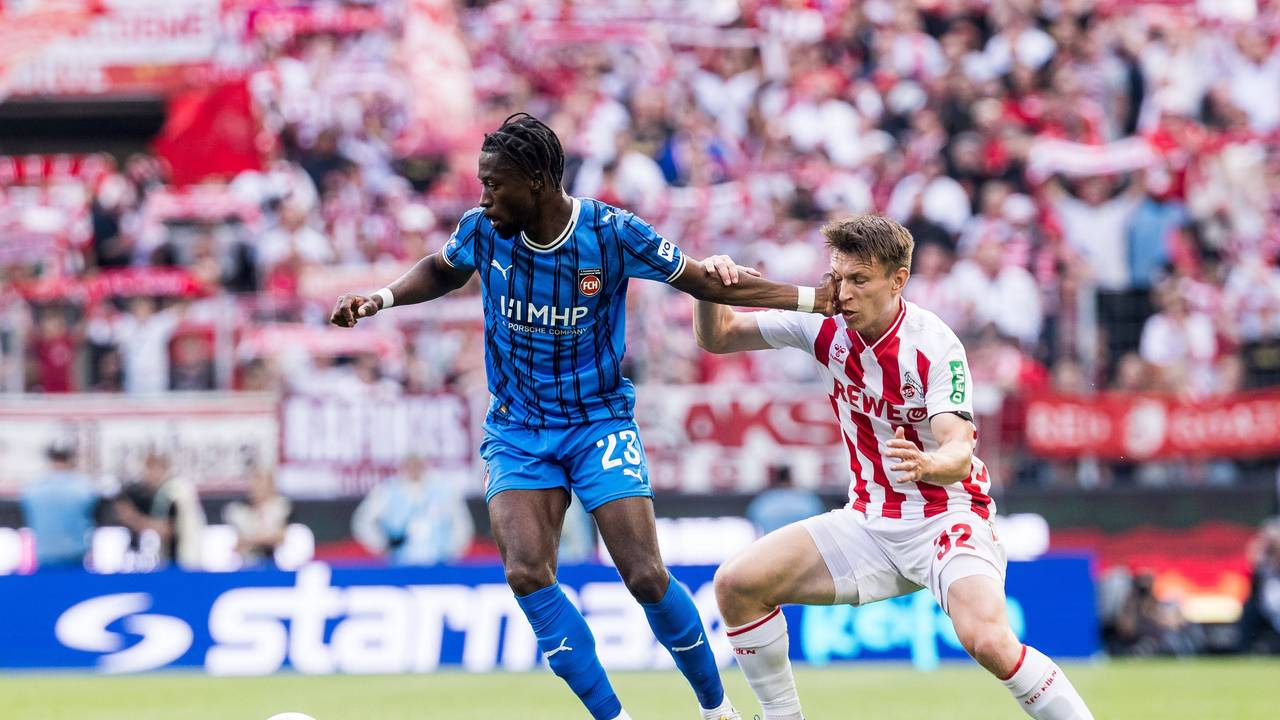 Omar Traore (1. FC Heidenheim) gegen Kristoffer Lund (1. FC Köln).