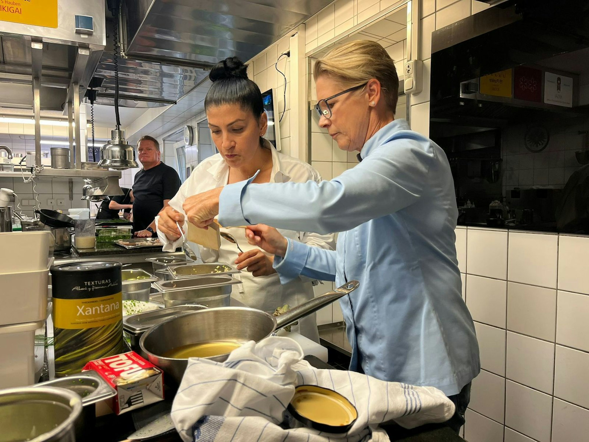 Auf Schloss Elmau kochen Elif Oskan und Cornelia Poletto ein Zwei-Sterne-Gericht von Christoph Rainer (l.). (Bild: RTL / Endemol Shine / Teresa Orti von Havranek)