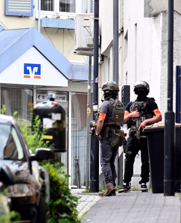 Polizeibeamte stehen am 8. Mai vor der Volksbankfiliale in Sinzig.