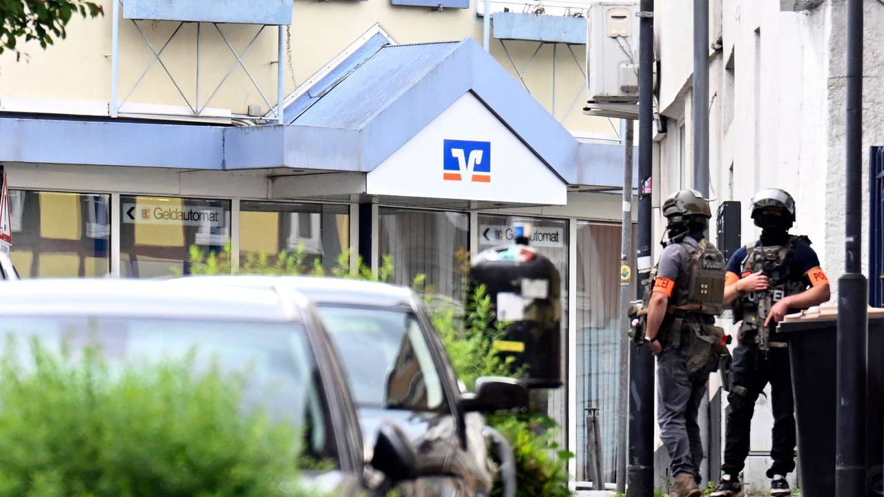 Polizeibeamte stehen am 8. Mai vor der Volksbankfiliale in Sinzig.