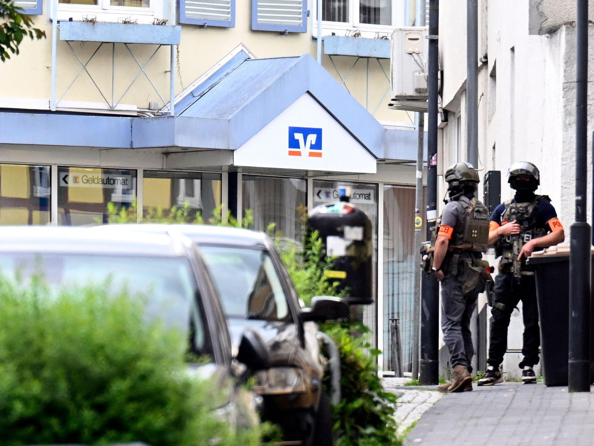 Polizeibeamte stehen am 8. Mai vor der Volksbankfiliale in Sinzig.