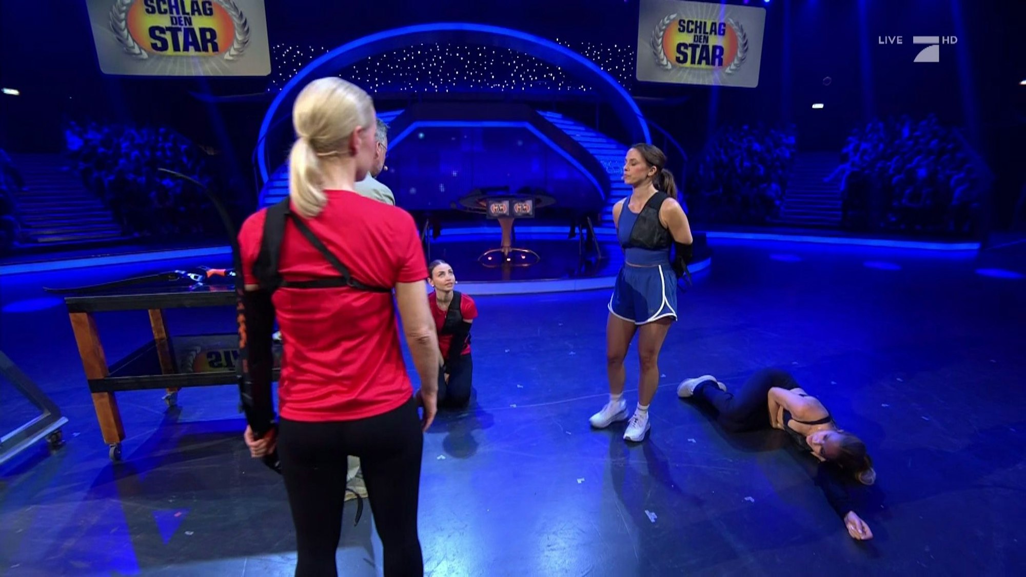 Vanessa Mai und Lola Weippert (in blau) sowie Isabel Edvardsson und Ekaterina Leonova (in rot) im „Schlag den Star“-Studio,