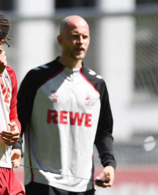 Jahmai Simpson-Pusey (1. FC Köln) mit Trainer René Wagner beim Training.